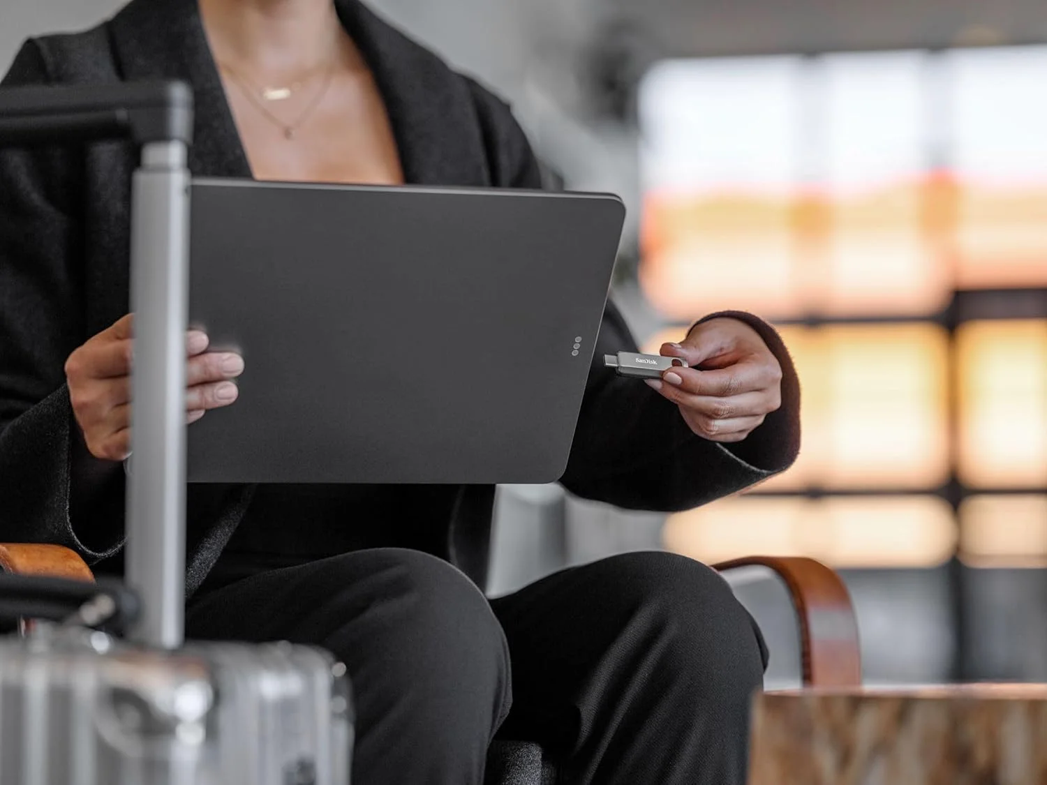 فلش مموری USB Type-C سندیسک Ultra Luxe با ظرفیت 64 گیگابایت، عملکرد USB 3.2 Gen 1 با طراحی فلزی ممتاز، سرعت تا 300 مگابایت بر ثانیه، نقرهای فلش مموری USB Type-C سندیسک Ultra Luxe با ظرفیت 64 گیگابایت، عملکرد USB 3.2 Gen 1 با طراحی فلزی ممتاز، سرعت تا 300 مگابایت بر ثانیه، نقرهای