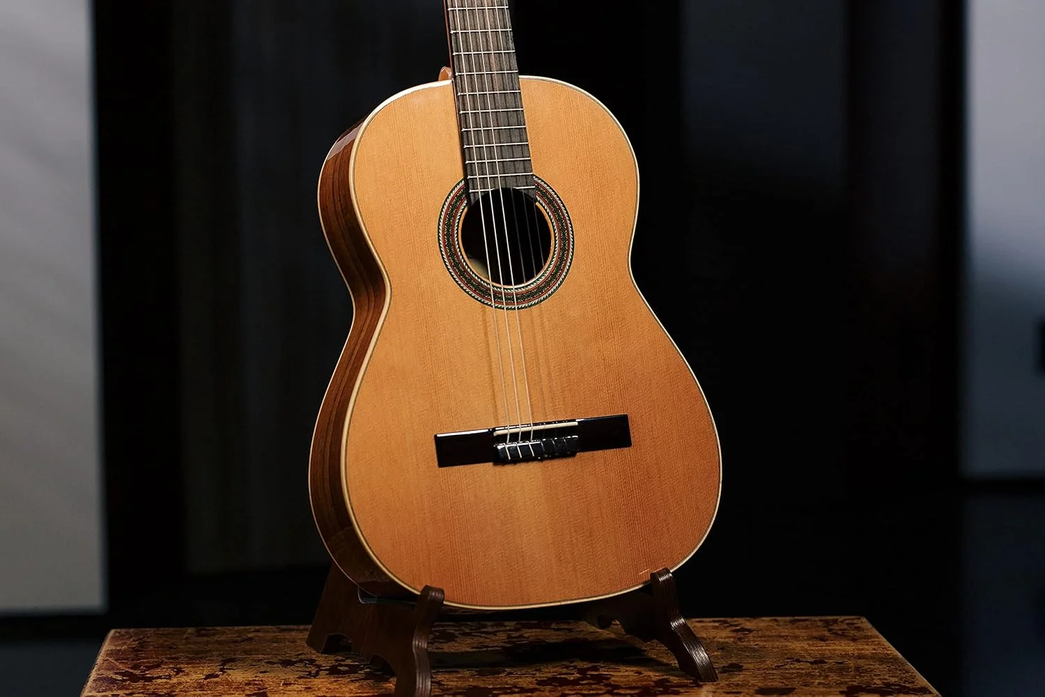 گیتار کلاسیک ارtega مدل R220، سایز 4/4، ساخت سفارشی دست ساز اسپانیا، صفحه یکپارچه، پرداخت براق، به همراه کیف