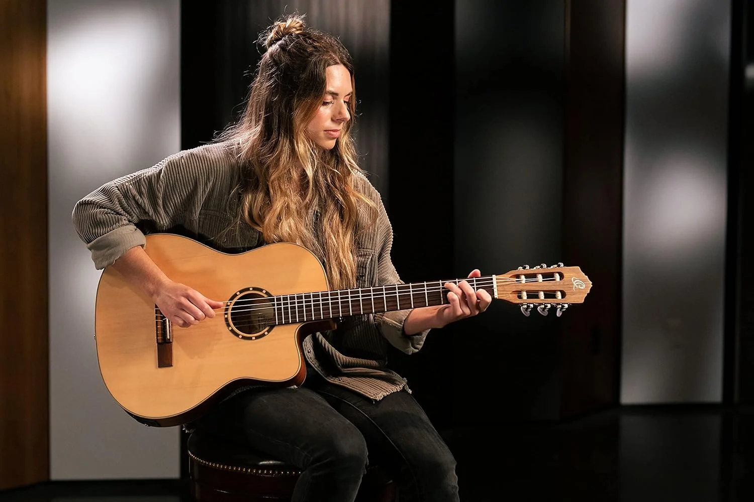 گیتار کلاسیک الکترو آکوستیک ارتعا - 4/4، گردن باریک - سری فامیلی - شامل کیف مخصوص - صنوبر، ماهون، طبیعی (RCE125SN)