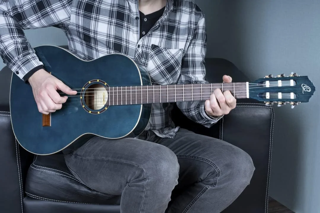 گیتار کنسرت 4/4 ارتعا - گردن باریک - سری Family - به همراه کیف - صنوبر، ماهون، آبی (R121SNOC)