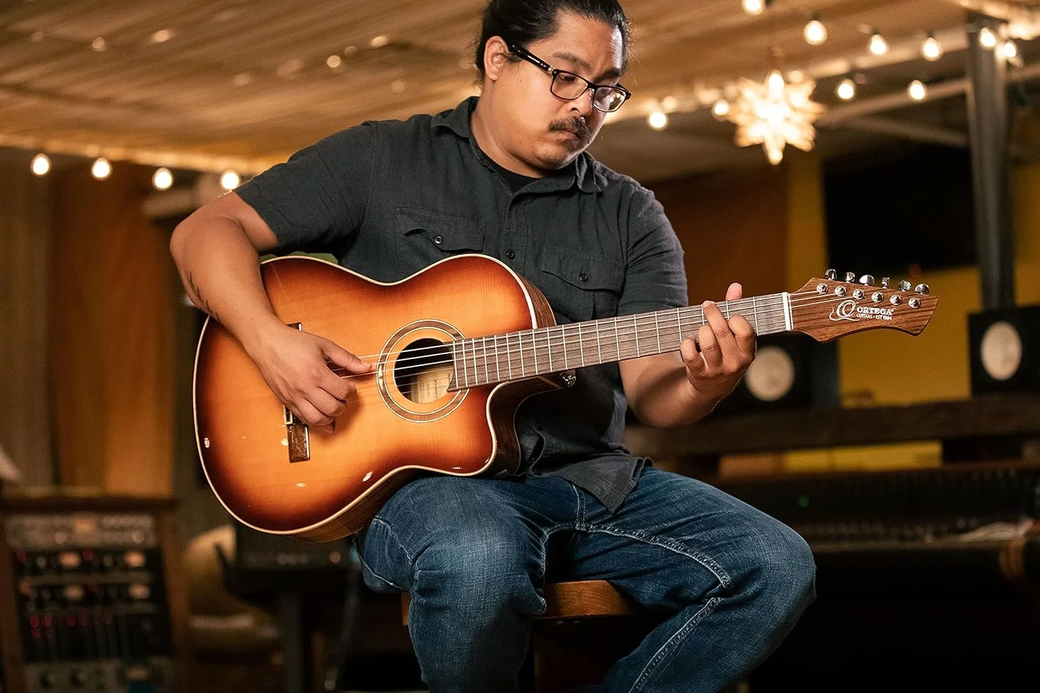 گیتار کنسرت الکترو آکوستیک ارتعا - 4/4، گردن باریک - سری پرفورمر - شامل کیف گیگ - صنوبر سیتکا یکپارچه، ماهون، چند رنگ براق (RCE238SN-FT)