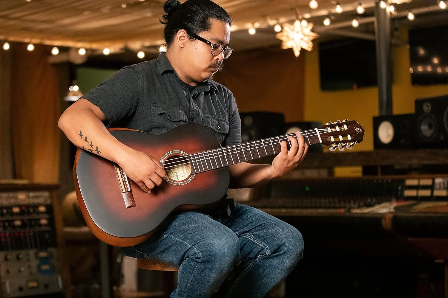 گیتار کنسرت 4/4 ارtega Guitars - با تکیه گاه بازو - سری Student Pro - صنوبر یکپارچه Engelmann، کاتالپا، چند رنگ (R55DLX-BFT)