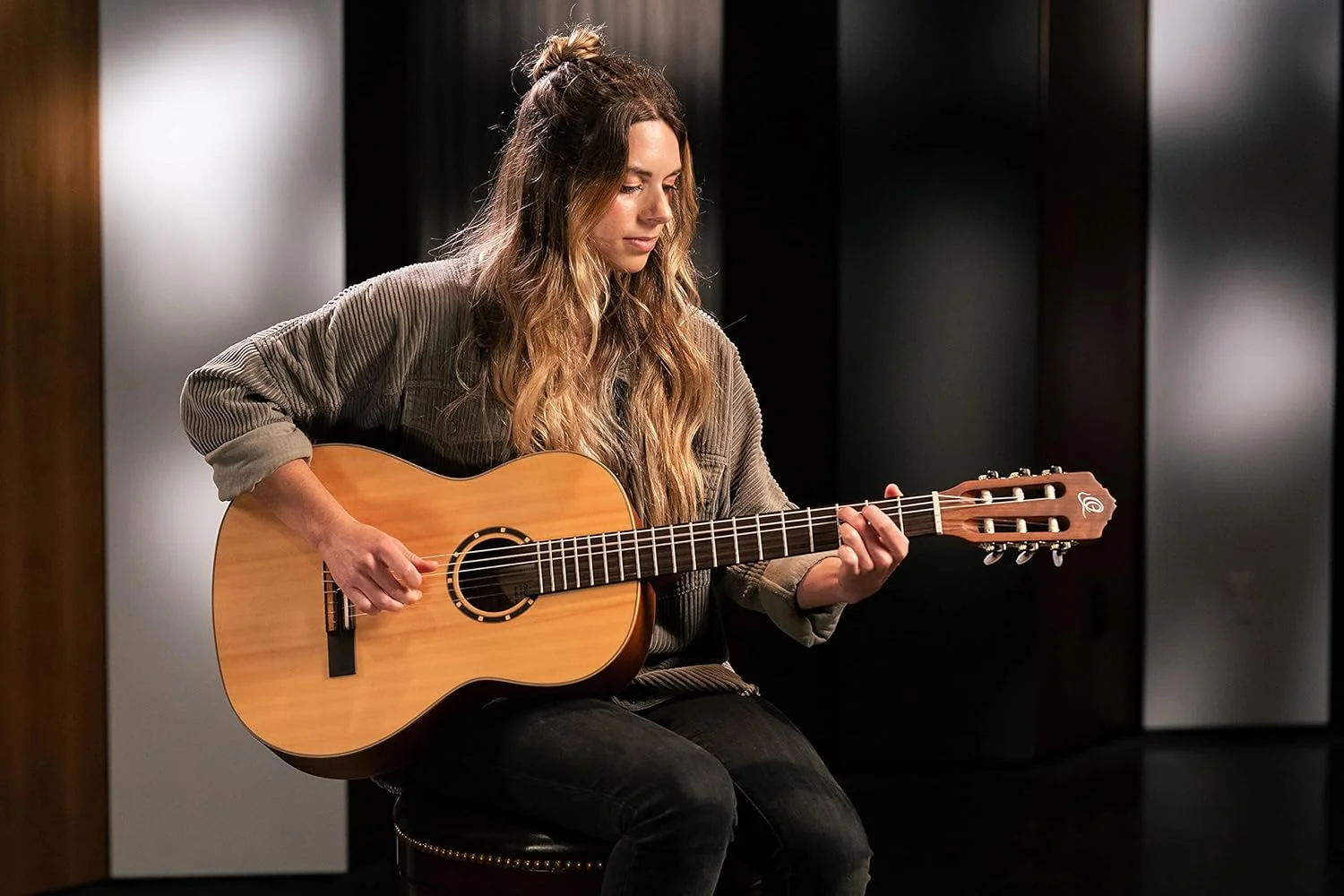 گیتار کنسرت ارتعا 4/4 - گردن باریک - سری فامیلی - شامل کیف گیگ - صنوبر، ماهون، طبیعی (R121SN)