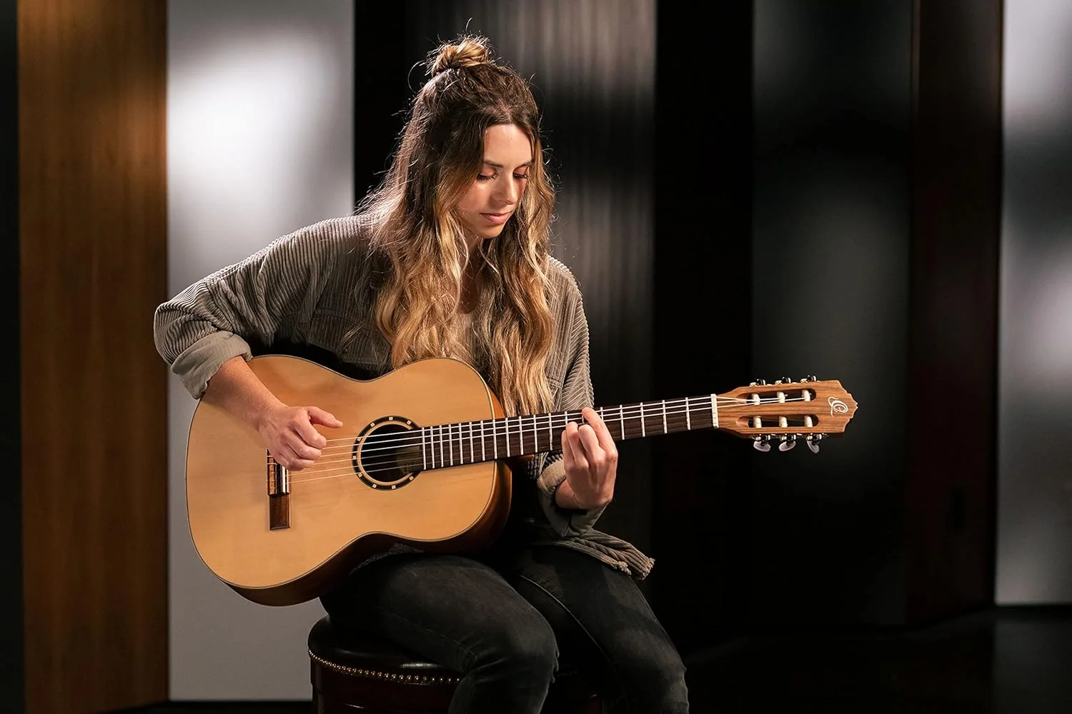 گیتار کنسرت 7/8 ارtega Guitars – سری Family – به همراه کیف مخصوص – صنوبر، ماهون، طبیعی (R121-7/8)