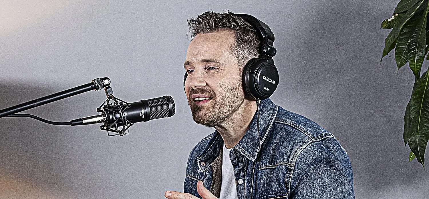 میکروفون داینامیک Tascam TM-70 برای پادکست و گزارشگری میکروفون داینامیک Tascam TM-70 برای پادکست و گزارشگری