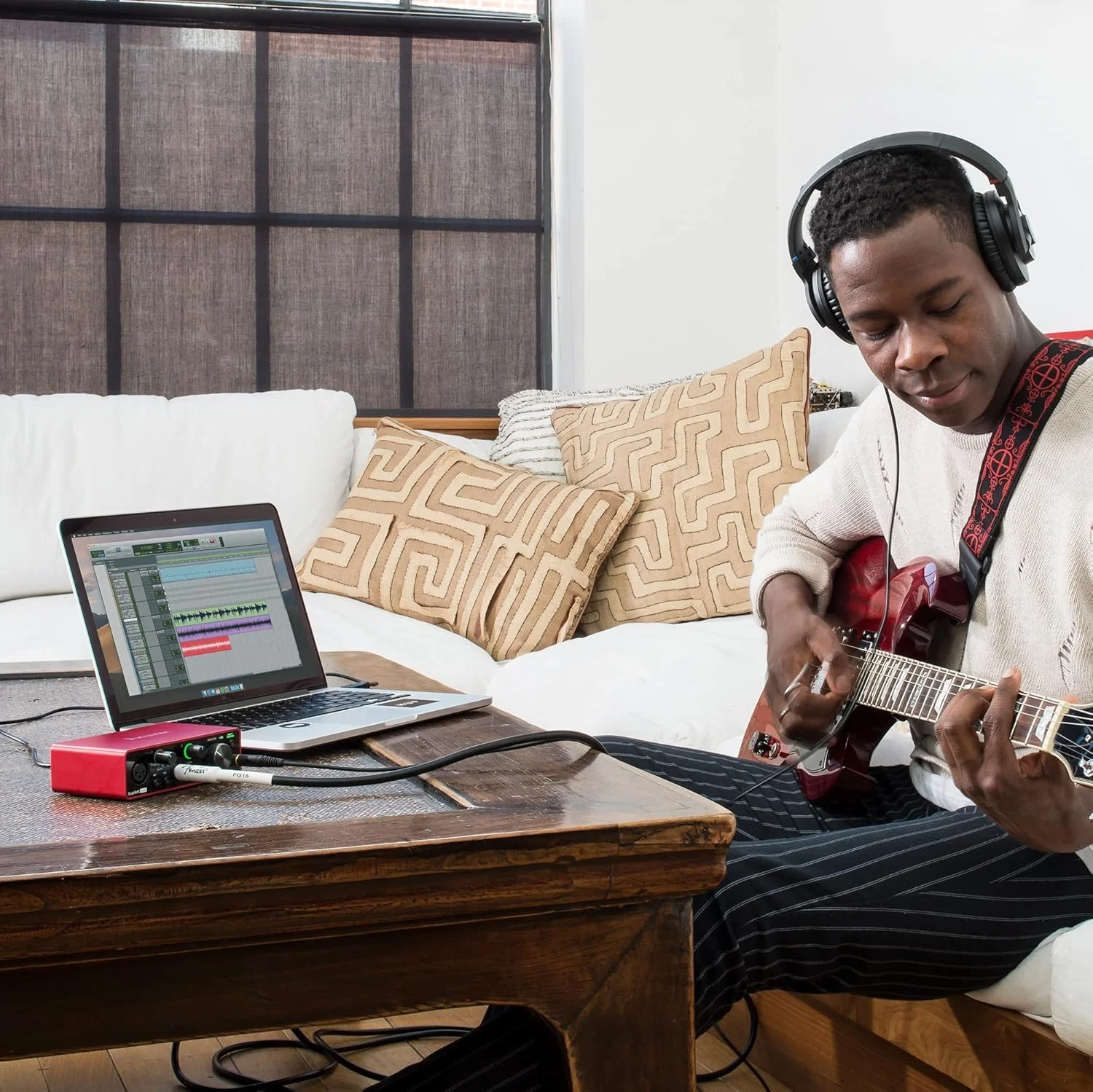 باندل کارت صدای USB Focusrite Scarlett Solo نسل 3 برای گیتاریست ها، خوانندگان یا تهیه کنندگان. صدایی با کیفیت استودیویی و تمام نرم افزاری که برای ضبط و آهنگسازی نیاز دارید باندل کارت صدای USB Focusrite Scarlett Solo نسل 3 برای گیتاریست ها، خوانندگان یا تهیه کنندگان. صدایی با کیفیت استودیویی و تمام نرم افزاری که برای ضبط و آهنگسازی نیاز دارید