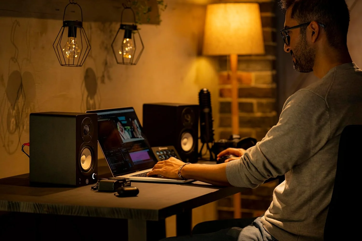 مانیتورهای استودیویی یاماها HS4 – جفت، بلندگوهای اکتیو، 2-way، Bassreflex 4.5 اینچ، 52 وات، کیفیت بالا، پاسخ فرکانسی تخت، کنترل فضا، تولید موسیقی، تولید محتوا، ویرایش ویدیو – مشکی مانیتورهای استودیویی یاماها HS4 – جفت، بلندگوهای اکتیو، 2-way، Bassreflex 4.5 اینچ، 52 وات، کیفیت بالا، پاسخ فرکانسی تخت، کنترل فضا، تولید موسیقی، تولید محتوا، ویرایش ویدیو – مشکی