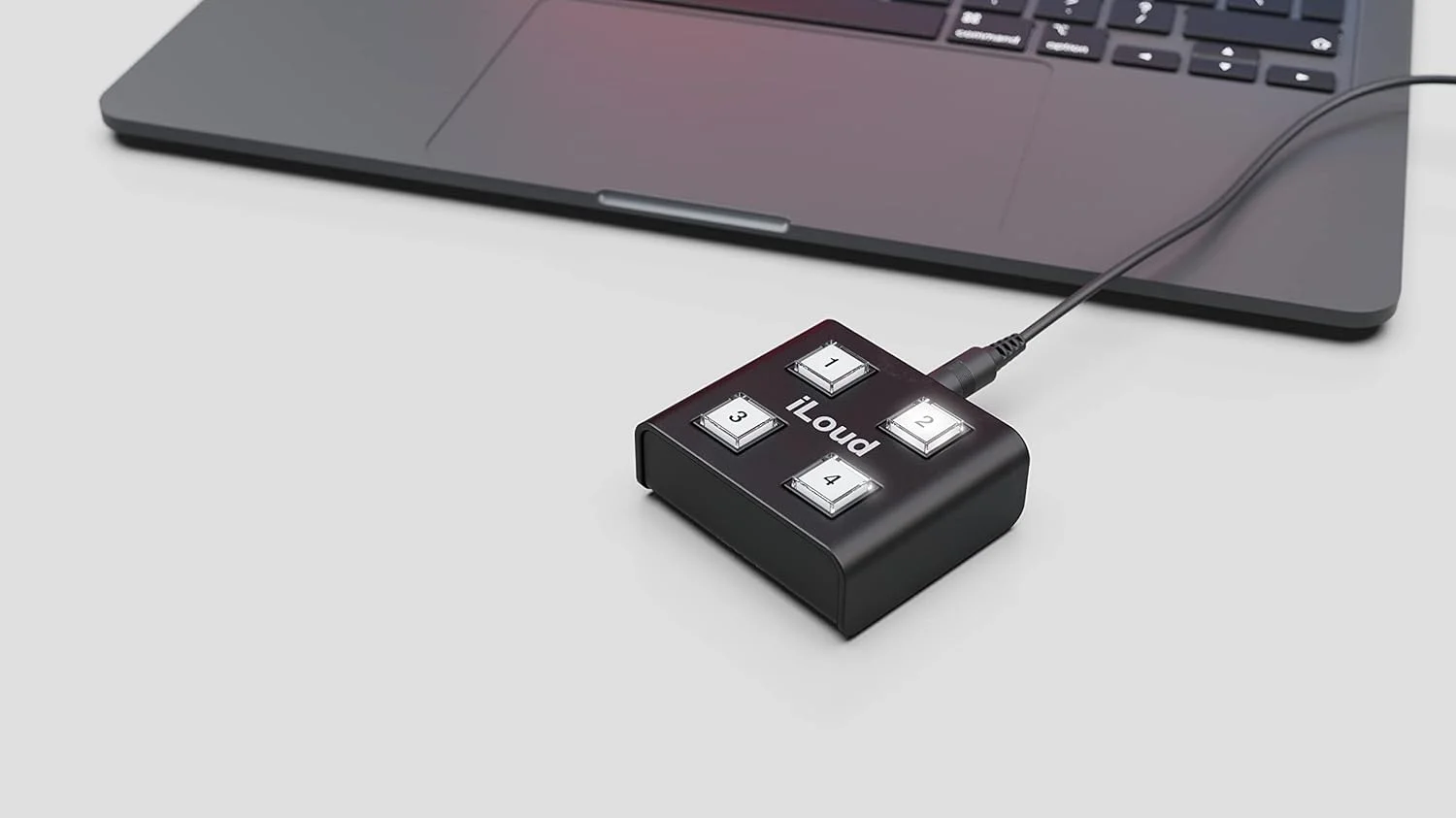 کنترل از راه دور iLoud Precision، امکان جابجایی بین شبیهسازیهای بلندگوی X-MONITOR، voicing، ARC روشن/خاموش، بیصدا، کم نور. برای iLoud Precision 5، iLoud Precision 6 و iLoud Precision MTM کنترل از راه دور iLoud Precision، امکان جابجایی بین شبیهسازیهای بلندگوی X-MONITOR، voicing، ARC روشن/خاموش، بیصدا، کم نور. برای iLoud Precision 5، iLoud Precision 6 و iLoud Precision MTM