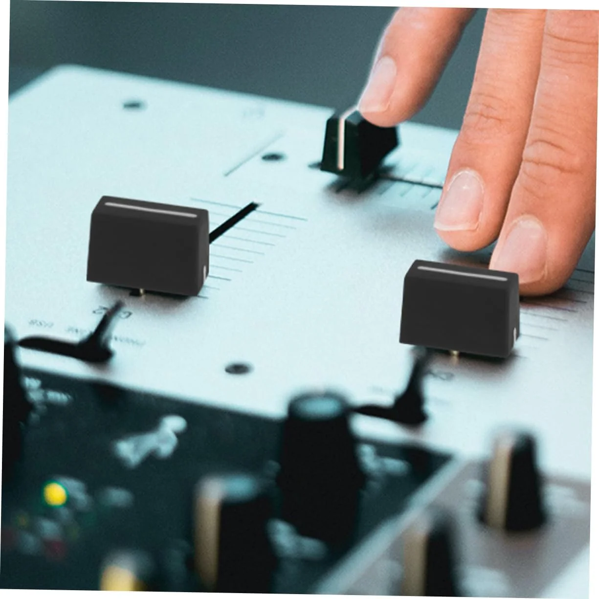 BESPORTBLE ۱۰ عدد کلاهک لاستیکی دکمه های فیدر با سوراخ داخلی ۴ میلی متری برای میکسر، لغزنده، جایگزین کلاهک های فیدر، لوازم جانبی برای میکسر کنسول در رنگ های سیاه، قرمز، آبی، بنفش، سبز، سفید