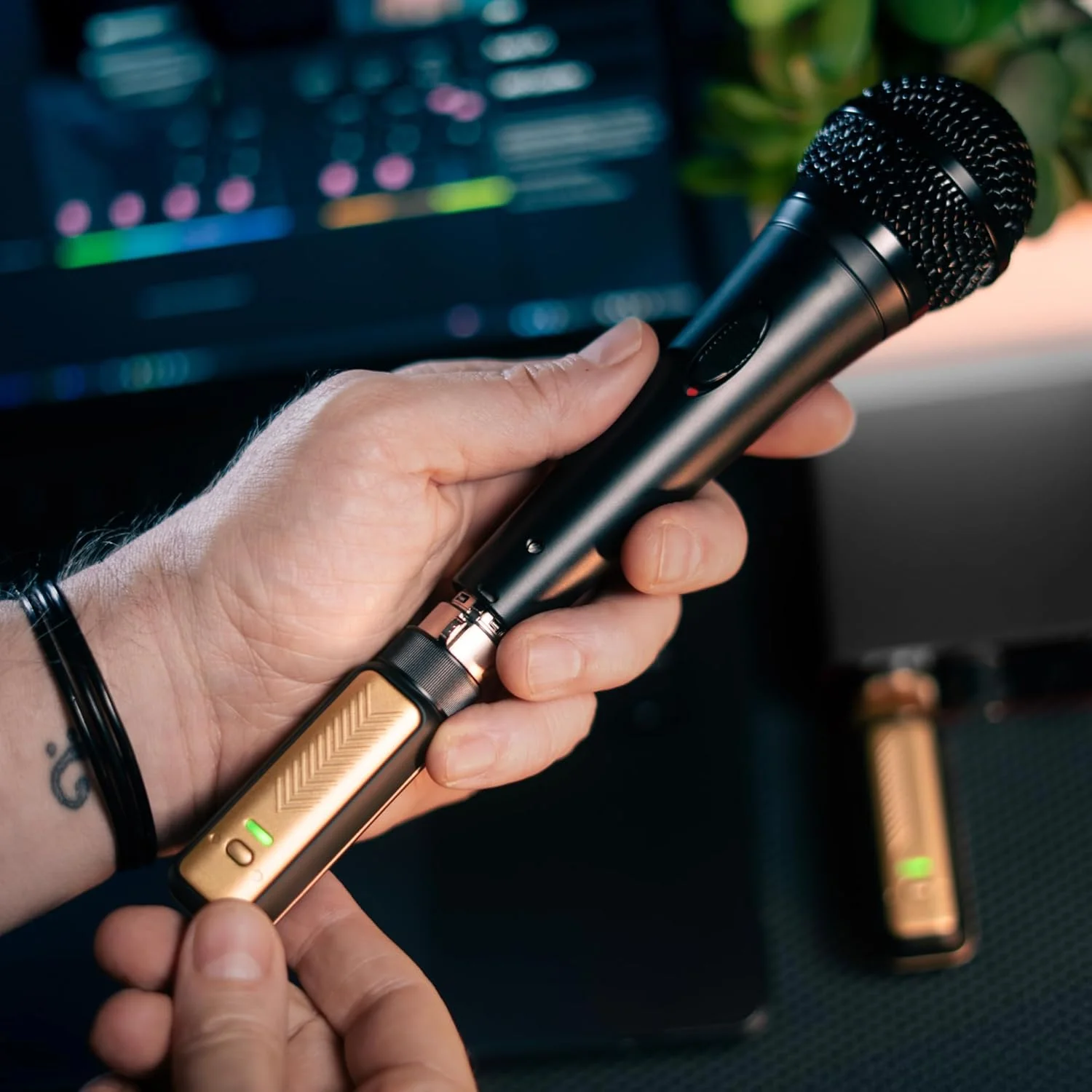 Positive Grid Spark LINK XLR – سیستم XLR بیسیم برای میکروفونهای دینامیک و بیشتر. اتصال و پخش آسان، انتقال صدای با کیفیت بالا، مناسب برای استیج، استودیو و تمرین. Positive Grid Spark LINK XLR – سیستم XLR بیسیم برای میکروفونهای دینامیک و بیشتر. اتصال و پخش آسان، انتقال صدای با کیفیت بالا، مناسب برای استیج، استودیو و تمرین.