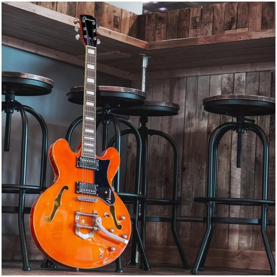 گیتار نیمه آکوستیک Hartwood Revival با ویبراتو نارنجی گیتار نیمه آکوستیک Hartwood Revival با ویبراتو نارنجی