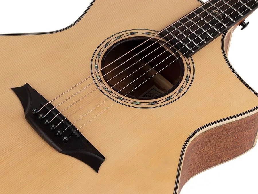 گیتار آکوستیک الکتریک Bromo BAT4CE Auditorium سری Tahoma با بدنه کات اوی و پیکاپ - صفحه رویی یکپارچه - سیم های فولادی - به همراه کیف نرم