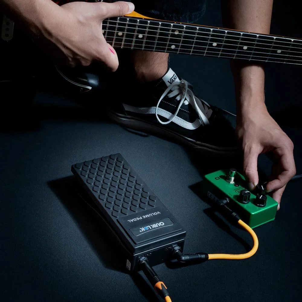 پدال ولوم کوئیک لاک VP/26-11، 1 ورودی/1 خروجی، پدال تنظیم صدا، 1 ورودی/1 خروجی جک 6.3 میلی‌متری، برای آلات موسیقی، پتانسیومتر سفارشی، بدنه فلزی، 20 x 8.5 x 6 سانتی‌متر، مشکی