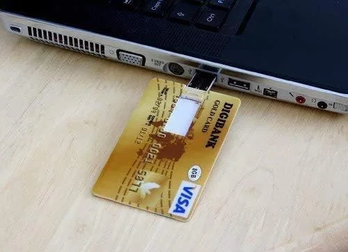 فلش مموری 64 گیگابایتی USB 2.0 فوق العاده باریک طرح کارت اعتباری فلش مموری 64 گیگابایتی USB 2.0 فوق العاده باریک طرح کارت اعتباری