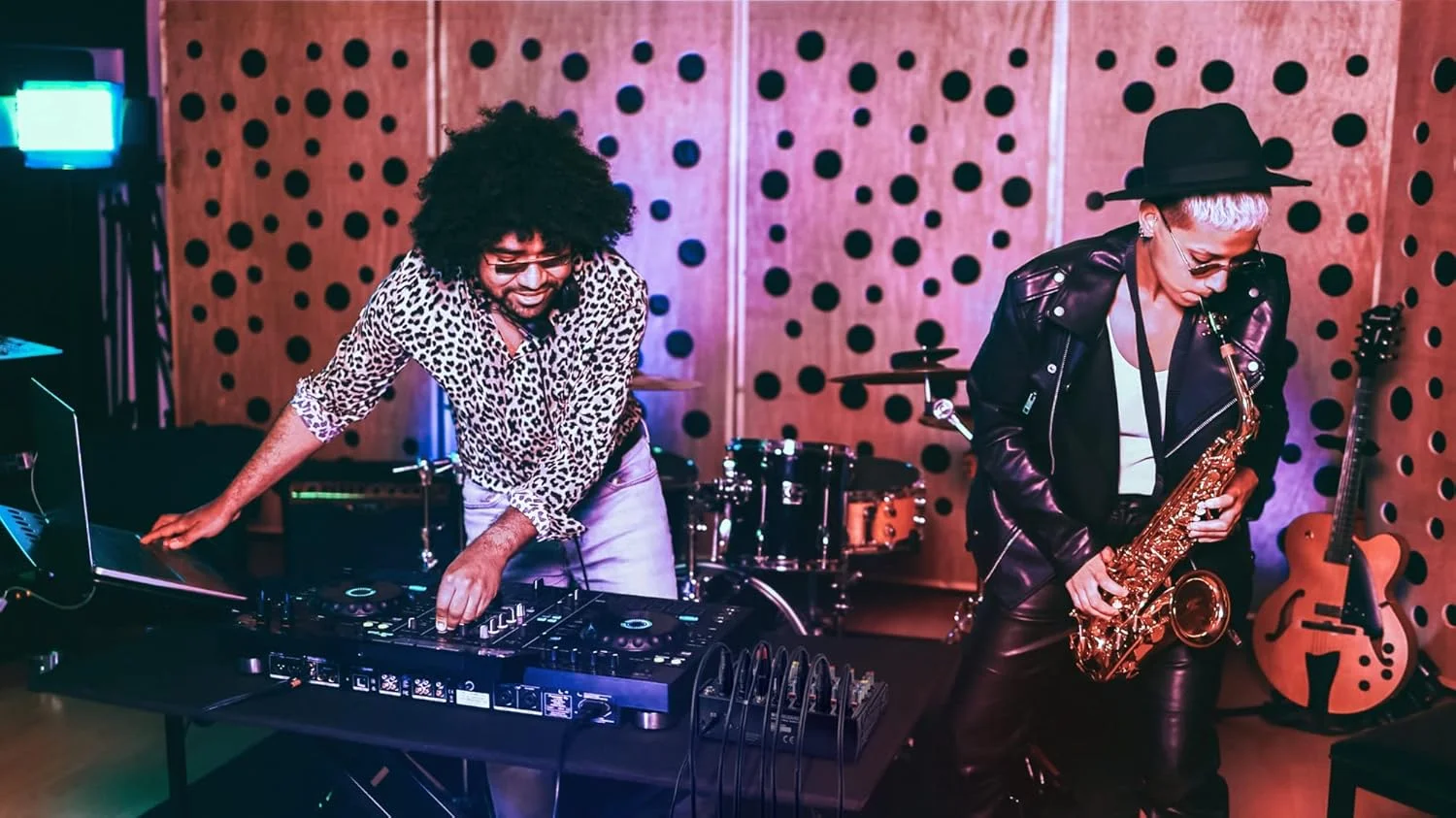 میکسر کوچک 6 کاناله Pronomic B-603 با بلوتوث و ضبط USB - میکسر جمع و جور 6 کاناله - 4 کانال با ورودی های ترکیبی، فانتوم پاور و سوئیچ Hi-Z - پورت USB - خروجی های اصلی در فرمت XLR - مشکی