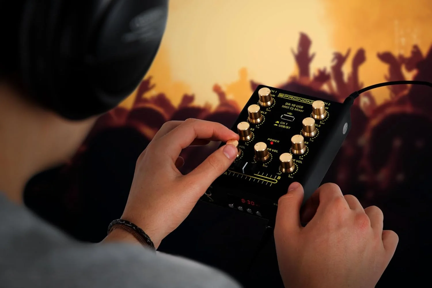 میکسر دی‌جی Pronomic DX-10 USB MKII - میکسر دی‌جی 2 کاناله جمع و جور - دو ورودی لاین - اکولایزر 2 باندی - بلوتوث و USB - ورودی میکروفون - خروجی هدفون - مشکی