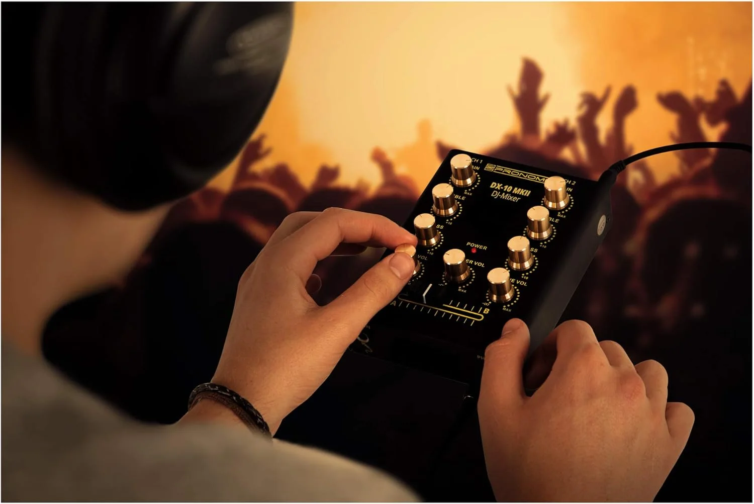 میکسر دی‌جی Pronomic DX-10 MKII - میکسر دی‌جی 2 کاناله جمع و جور با دو ورودی لاین و اکولایزر 2 باندی - ورودی میکروفون با کنترل صدای جداگانه - خروجی اصلی و هدفون - مشکی