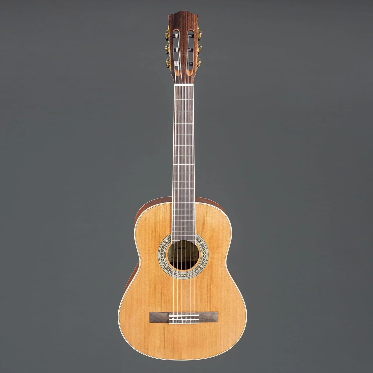 گیتار کنسرت Fame Bonita Cedro 3/4، صفحه سدر، پشت و کناره های ماهون، پرداخت مات، 18 فرت، شیطانک استخوانی، صفحه انگشت گذاری رزوود، گوشی های کوک کروم، رنگ طبیعی