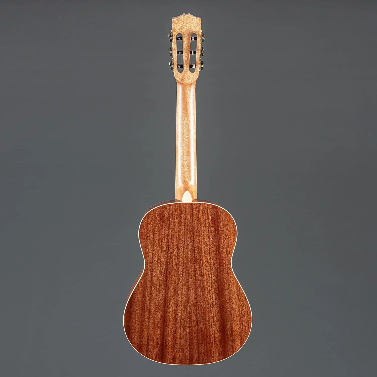 گیتار کنسرت Fame Bonita Cedro 3/4، صفحه سدر، پشت و کناره های ماهون، پرداخت مات، 18 فرت، شیطانک استخوانی، صفحه انگشت گذاری رزوود، گوشی های کوک کروم، رنگ طبیعی