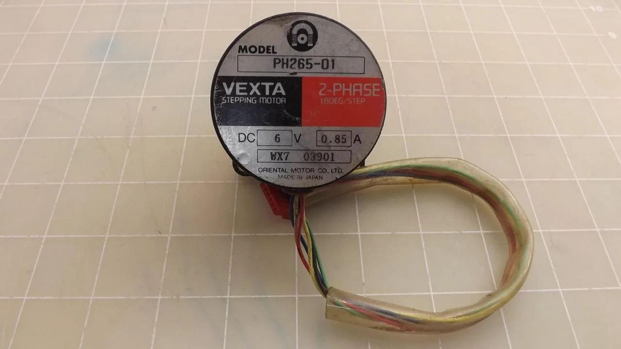 موتور پله ای PH265-01، 0.85 آمپر، 2 فاز، 1.8 درجه در هر پله، 6 ولت DC