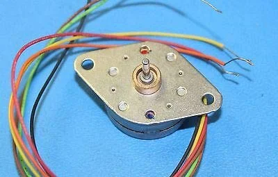 موتور پله ای تامسون M82101-P2، 12 ولت، 110 اهم بر کویل، 7.5 درجه بر استپ، محصول نو