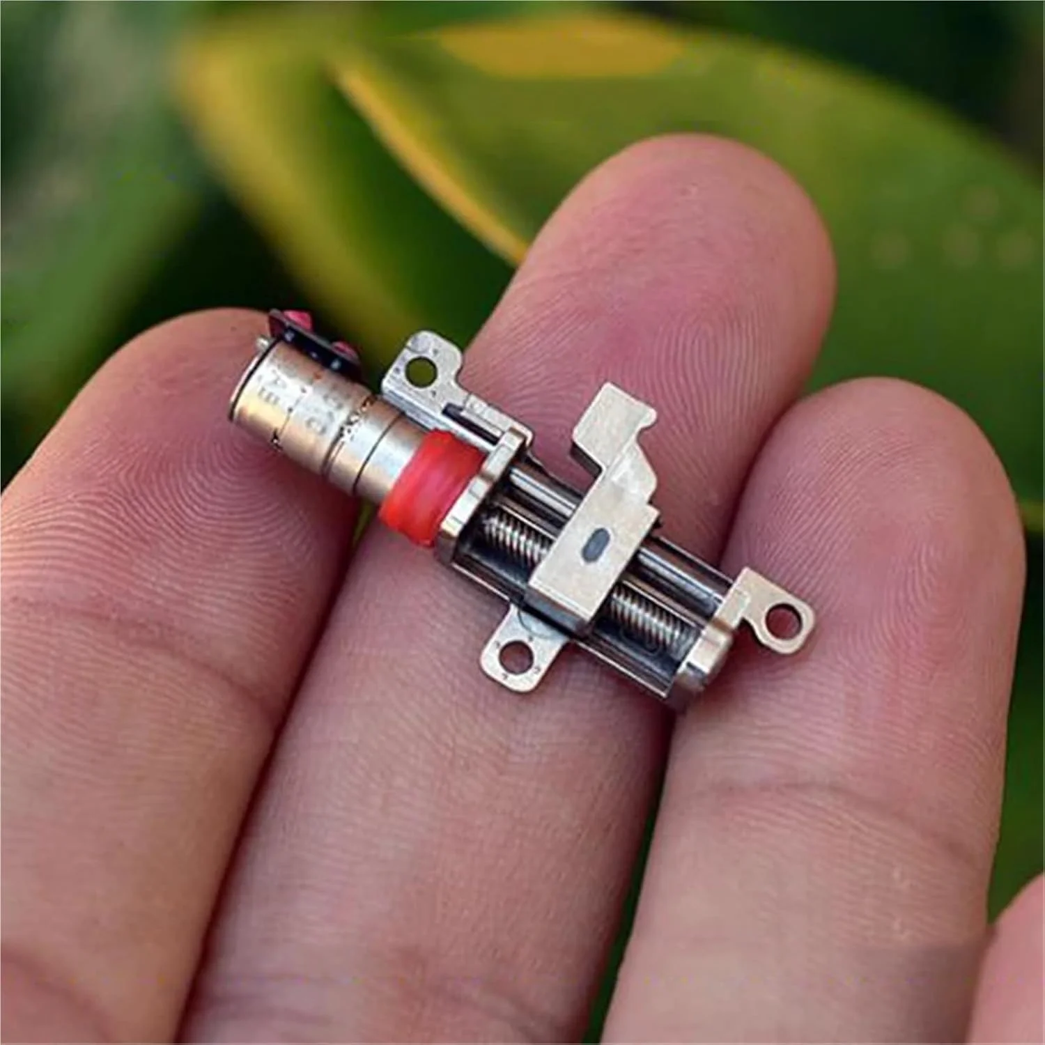 موتور پله ای گیربکس سیاره ای دقیق 5 میلی متری کوچک، موتور پله ای 2 فاز 4 سیمه، لغزنده فلزی پیچ خطی 1 عدد