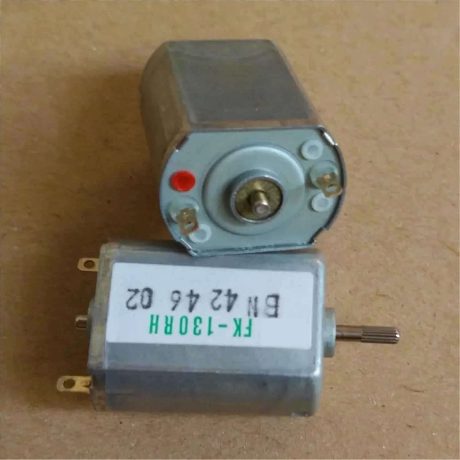 موتور DC مدل FK-130RH با ولتاژ 12 ولت و سرعت 7000 دور در دقیقه، ابعاد 20 * 15 * 25 میلی‌متر، دارای برس کربنی - 1 عدد