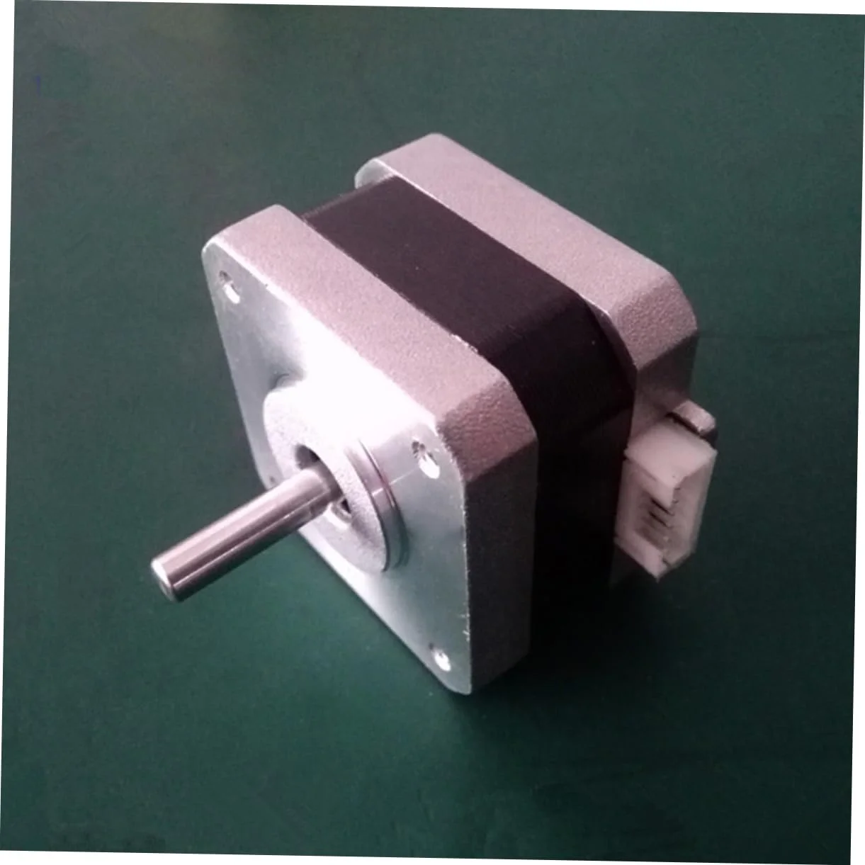 موتور پله ای 12 ولت برای پرینترها، دقیق و سازگار با مدل های مختلف برای کاربردهای CNC و پروژه های DIY