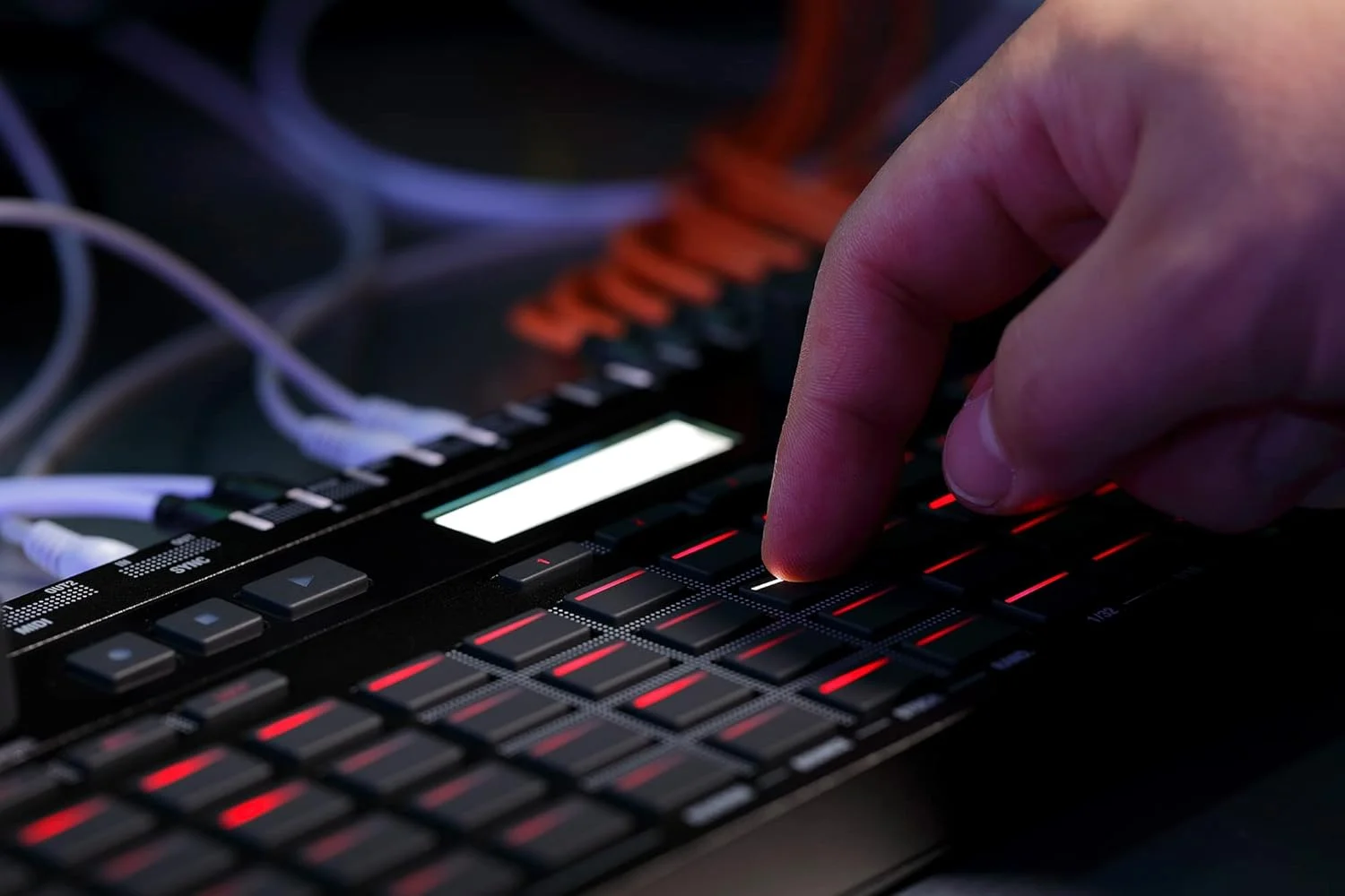 کورگ - SQ-64 سیکوئنسر پله‌ای پلی‌فونیک و بسته نرم‌افزاری