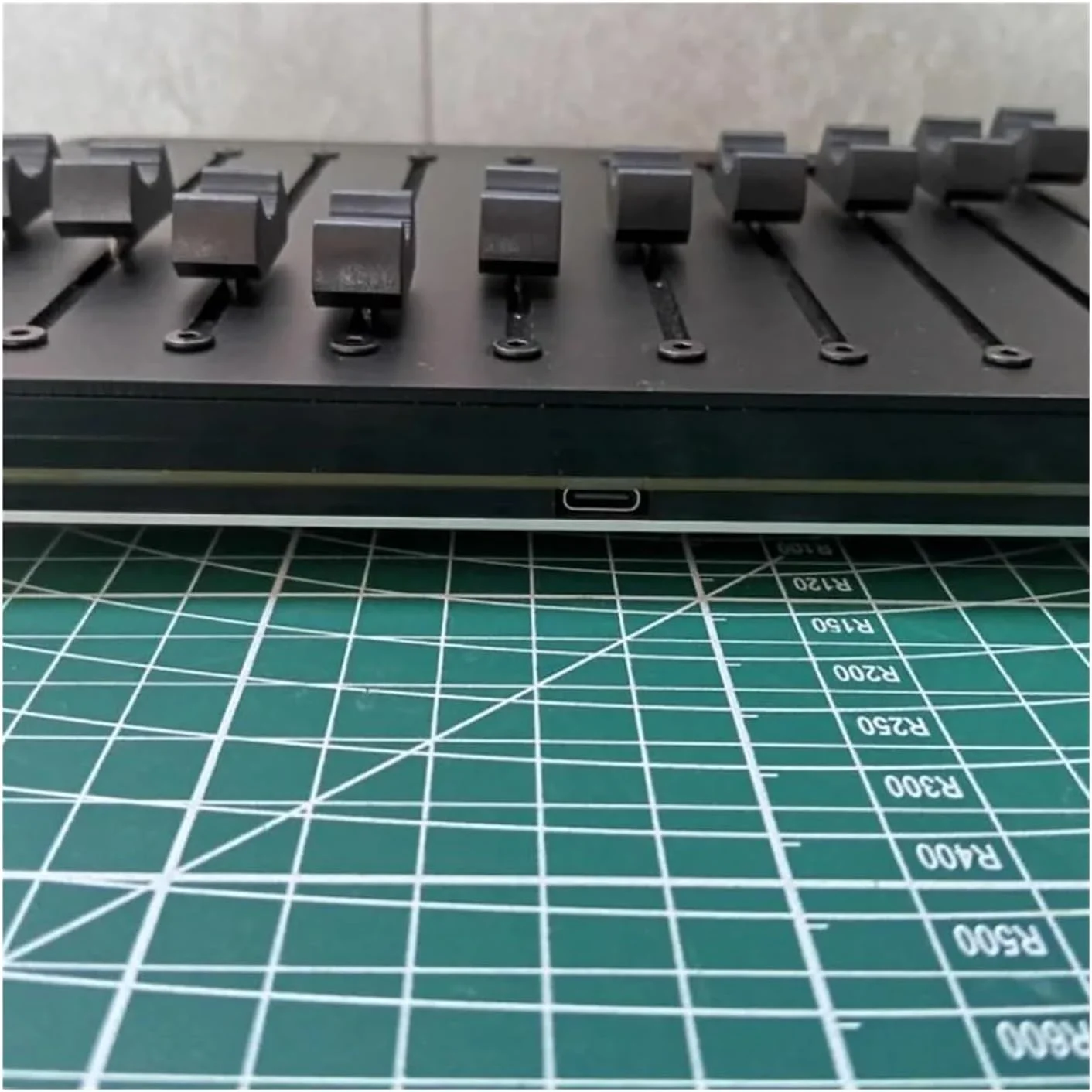 کنترلر MIDI با فیدر، رابط USB/Type-C، نرم افزار DAW، 10 کانال، پیام های CC قابل تنظیم