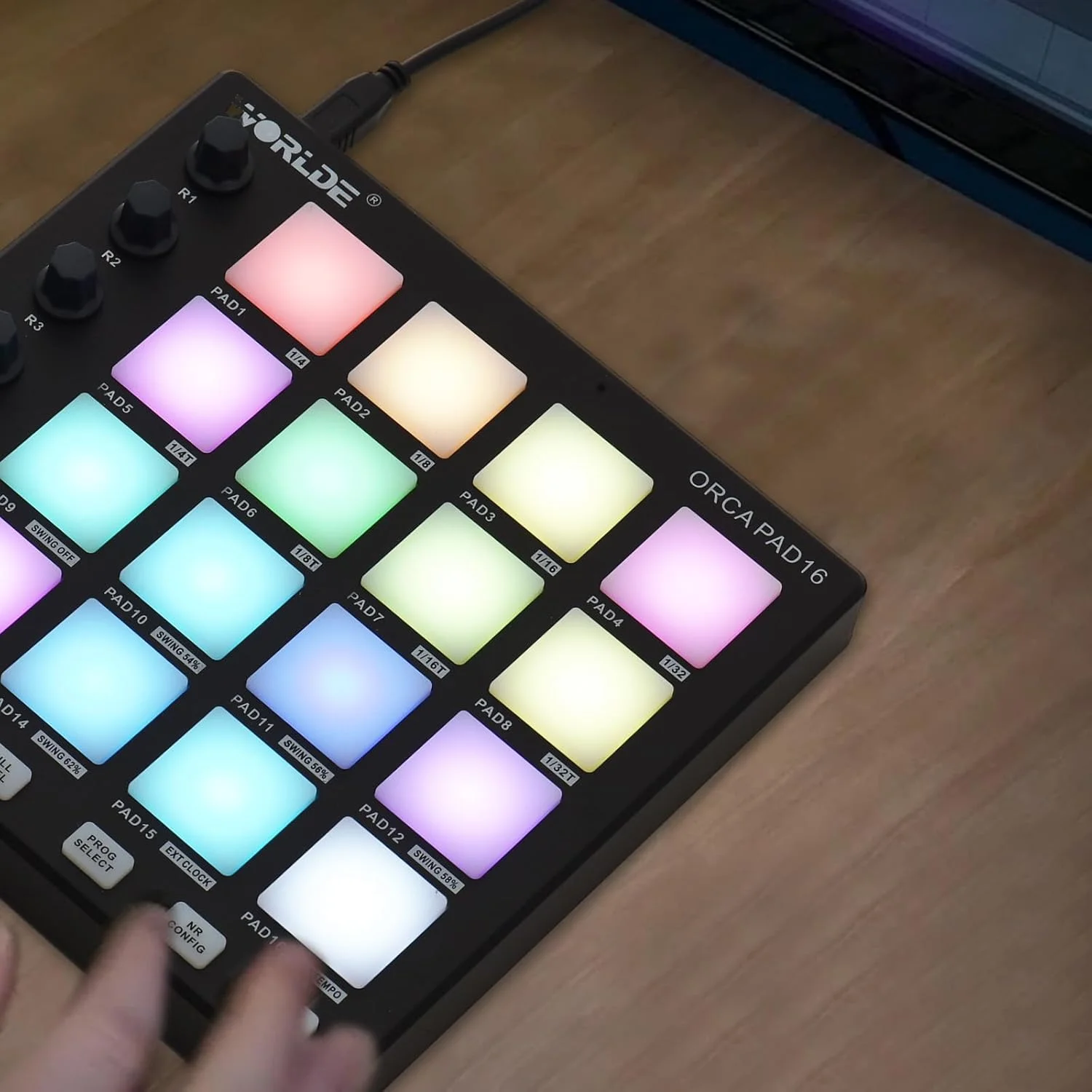 پد کنترلر MIDI، ۴۸ پد درام با نور پس زمینه، ۱۸ کنترلر قابل تنظیم، تغذیه از طریق USB، برای تولید موسیقی