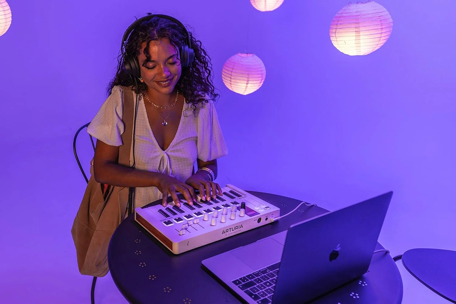 آرتوریا - MiniLab 3 - کنترلر MIDI جهانی برای تولید موسیقی، با بسته نرم افزاری همه کاره - 25 کلید، 8 پد چند رنگ، سفید