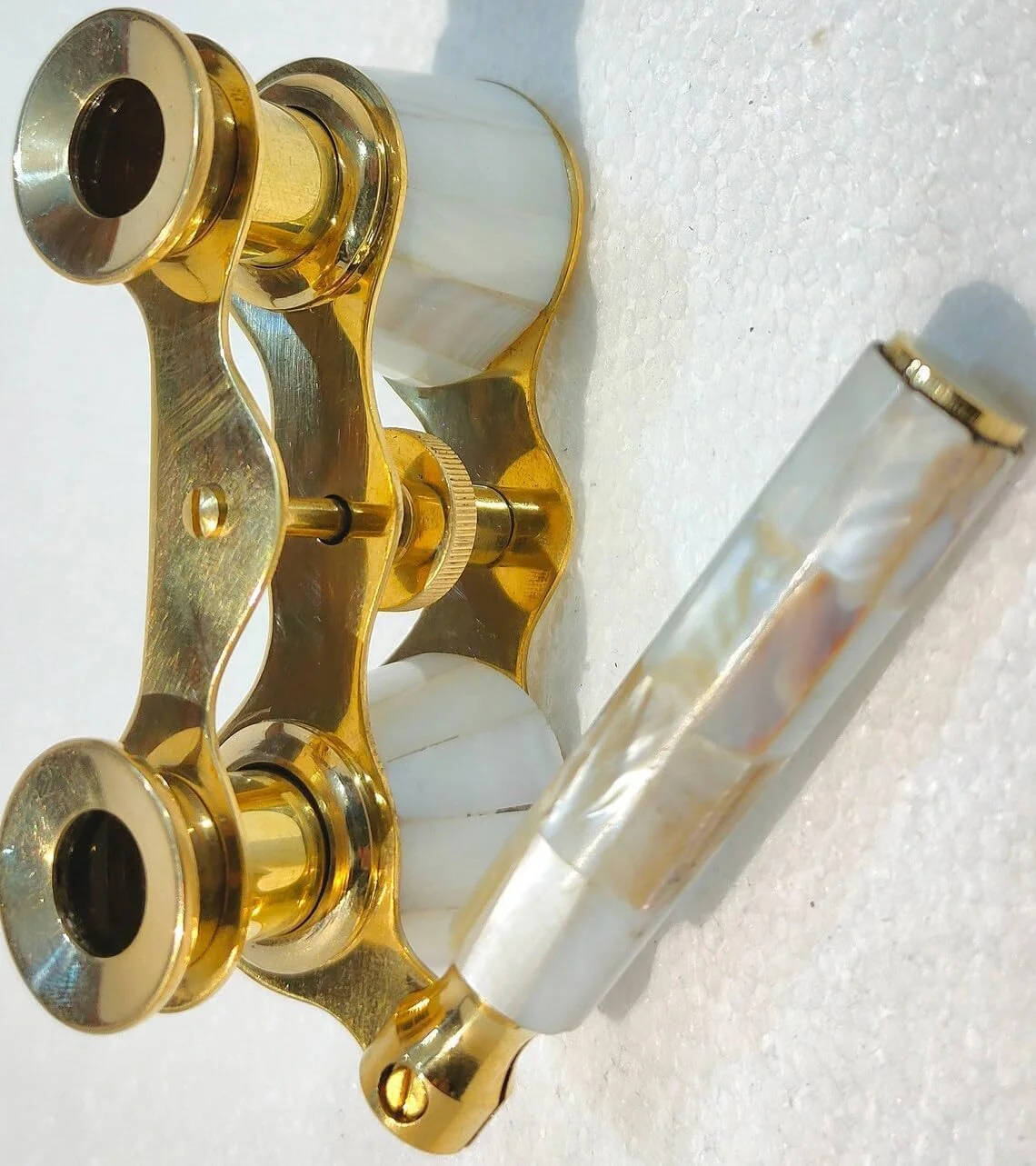 دوربین تئاتر برنجی و مروارید: تلسکوپ دیدبانی شیک برای دکوراسیون اتاق کار