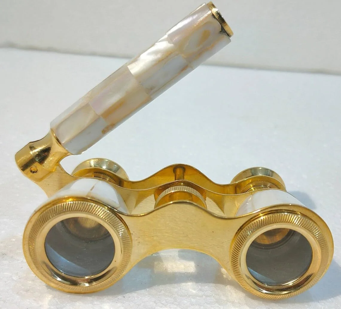 دوربین تئاتر برنجی و مروارید: تلسکوپ دیدبانی شیک برای دکوراسیون اتاق کار