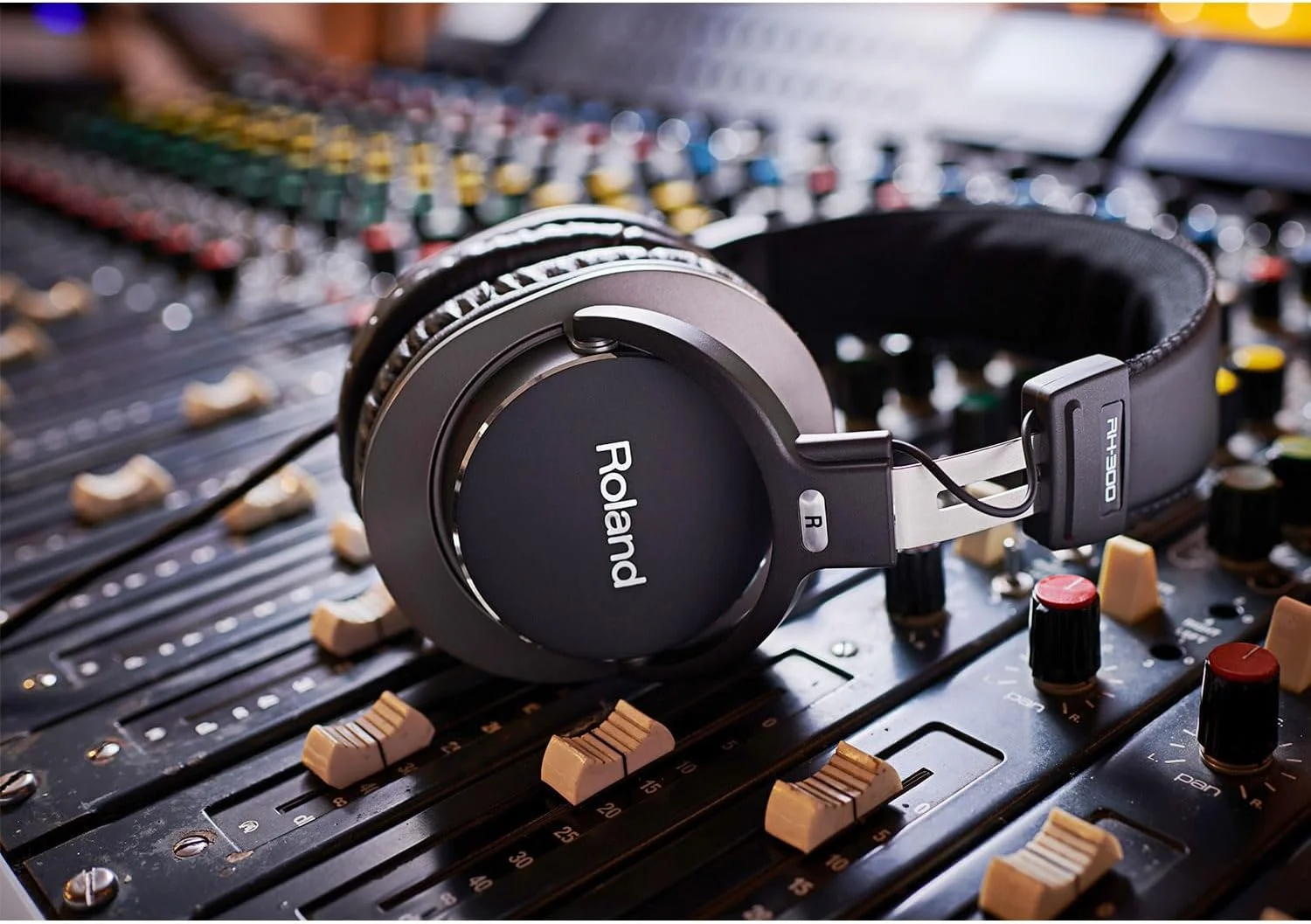 هدفون استودیویی بسته رولند RH-300 + نگهدارنده دیواری هدفون کیپ درام هدفون استودیویی بسته رولند RH-300 + نگهدارنده دیواری هدفون کیپ درام