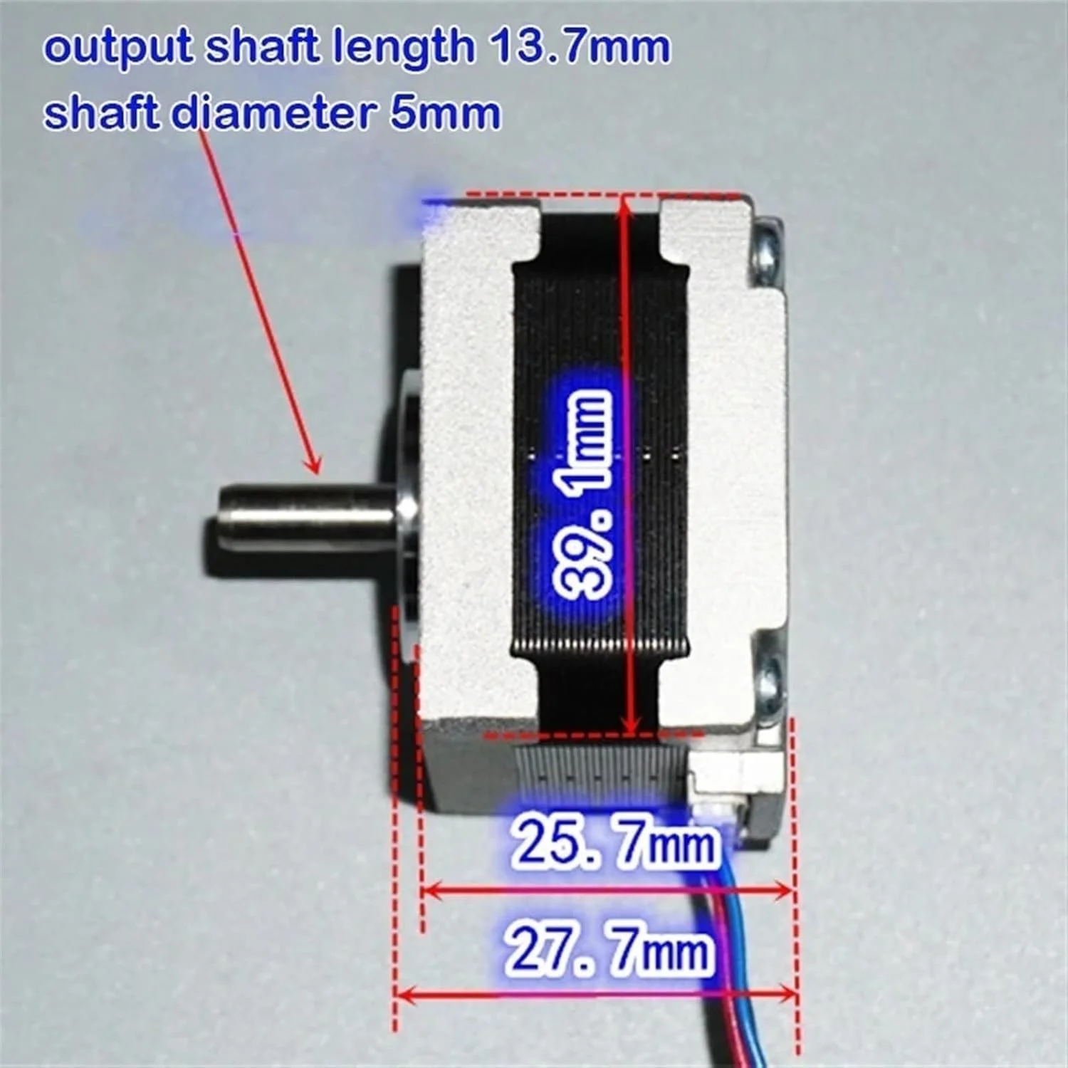یک عدد موتور پله ای فلنج دار 39x39 میلی متری 1.8 درجه 12-24 ولت DC 0.7 آمپر 0.2 نیوتن متر 2 فاز 4 سیم موتور پله ای Nema 16 شفت 5 میلی متری