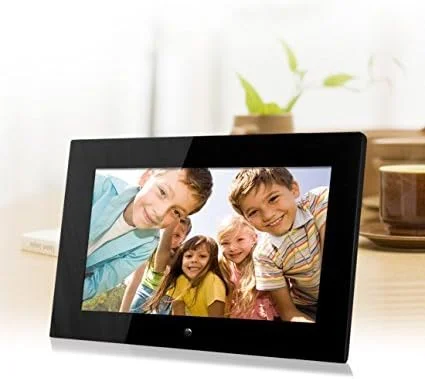 قاب عکس دیجیتال 14 اینچی (مشکی) با وضوح بالا، جلوههای انتقالی متنوع، نمایش اسلاید، زمانبندی قابل تنظیم، قابلیت اتصال کارت حافظه SD یا فلش برای دسترسی و نمایش عکسها. قاب عکس دیجیتال 14 اینچی (مشکی) با وضوح بالا، جلوههای انتقالی متنوع، نمایش اسلاید، زمانبندی قابل تنظیم، قابلیت اتصال کارت حافظه SD یا فلش برای دسترسی و نمایش عکسها.