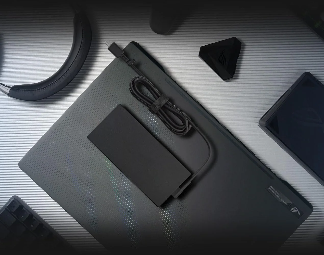 شارژر 280 واتی ROG برای لپ تاپ گیمینگ ایسوس ROG Strix G18 (2025) G815 G815L G815LP G815LP-XS97 به همراه کابل آداپتور شارژر 280 واتی ROG برای لپ تاپ گیمینگ ایسوس ROG Strix G18 (2025) G815 G815L G815LP G815LP-XS97 به همراه کابل آداپتور