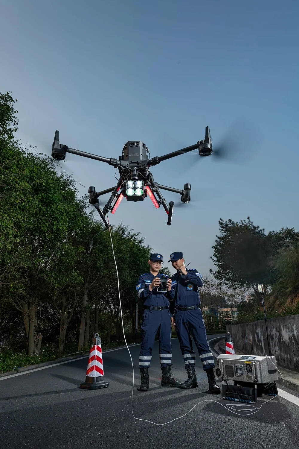 چراغ جستجوی گیمبال GL 60 Plus برای DJI M300/350 RTK، 700 گرم، روشنایی منطقه 1225 متر مربع، 13400 لومن، نور بارق 60-120 وات