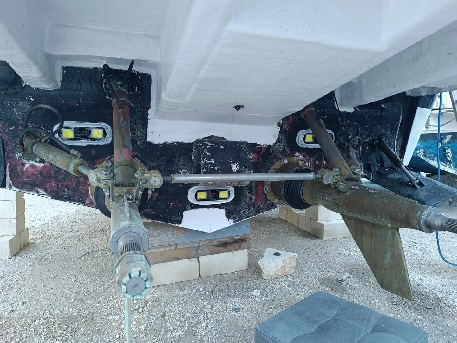 چراغ زیرآبی ترانسوم مدل JB40W ساخت ژاپن، با فناوری COB LED، ولتاژ 9-32V، استاندارد IP68، نصب آسان، +4500 لومن (بدنه مشکی، رنگ نور سفید گرم) چراغ زیرآبی ترانسوم مدل JB40W ساخت ژاپن، با فناوری COB LED، ولتاژ 9-32V، استاندارد IP68، نصب آسان، +4500 لومن (بدنه مشکی، رنگ نور سفید گرم)