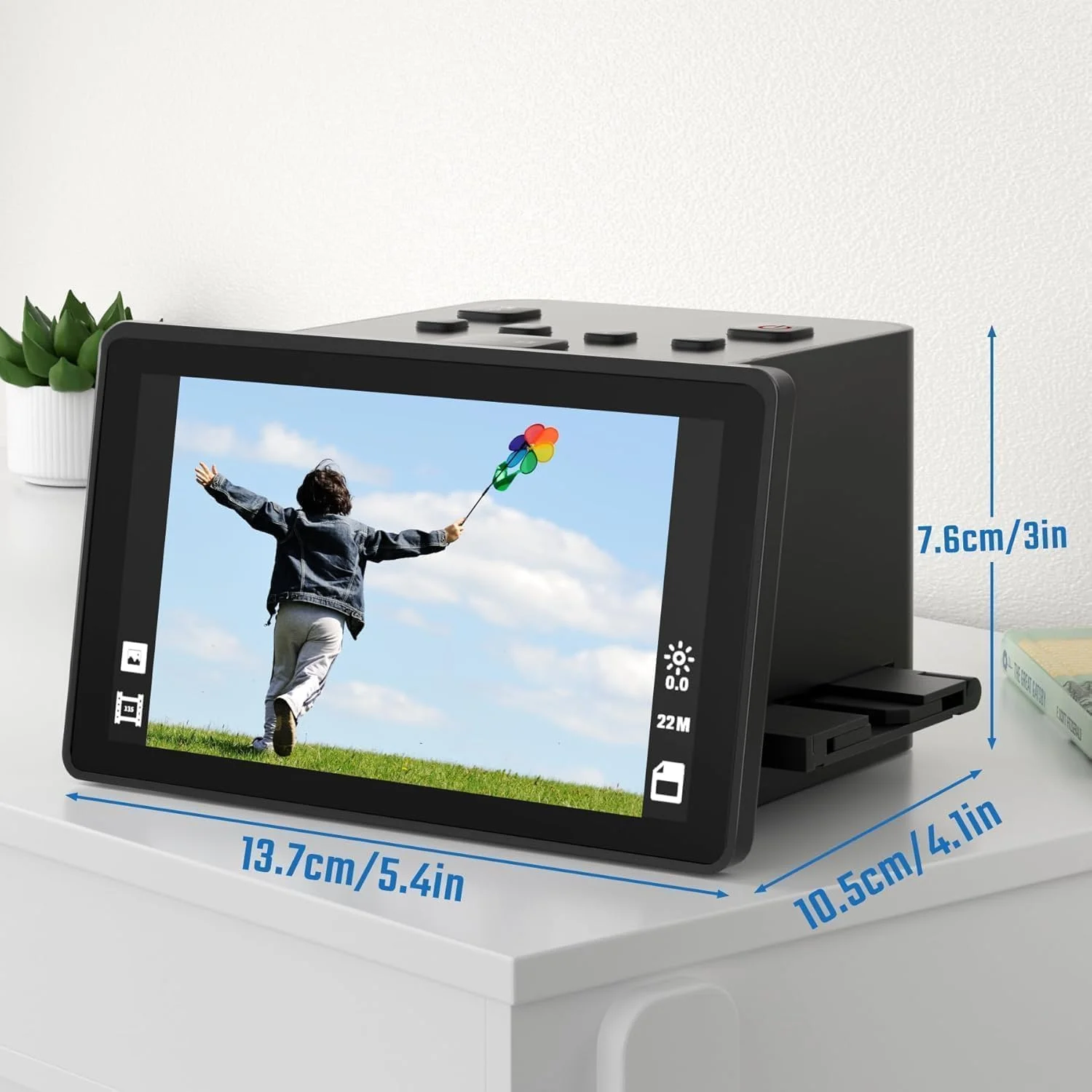 اسکنر فیلم و اسلاید، تبدیل آسان نگاتیوها و اسلایدهای رنگی و سیاه و سفید 35 میلی‌متری، 126، 110 به عکس‌های دیجیتال - دارای صفحه نمایش 5 اینچی LCD و درج آسان فیلم