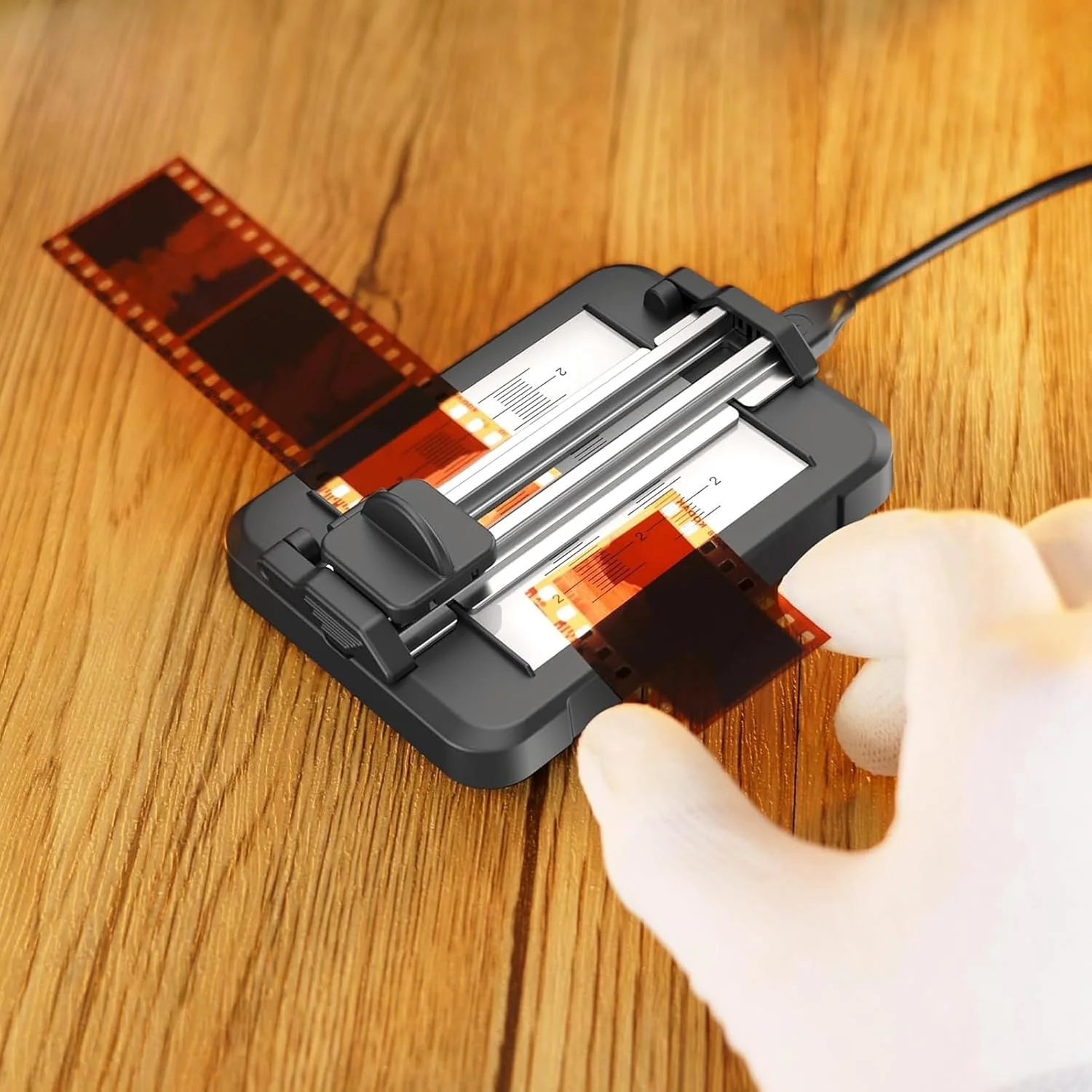 برش دهنده فیلم نگاتیو برای فیلم های 35 میلی متری و 120 فرمت، برش دهنده فیلم نگاتیو، دارای نور پس زمینه LED با 11 سطح تنظیم روشنایی و تغذیه از طریق USB C برای عکس های قدیمی