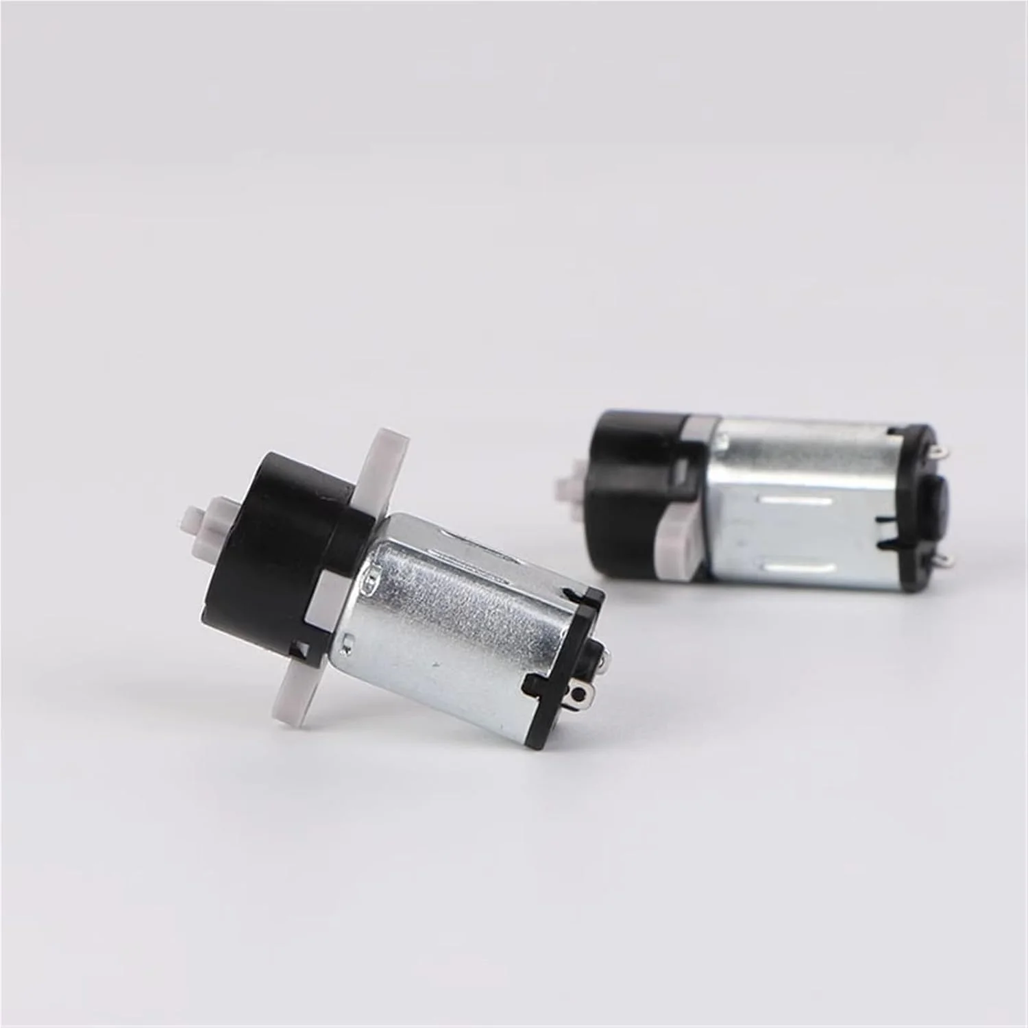 یک عدد موتور گیربکس سیاره ای 3 ولت 60 دور در دقیقه M10 شفت متقاطع 10 میلی متری 3 تا 6 ولت