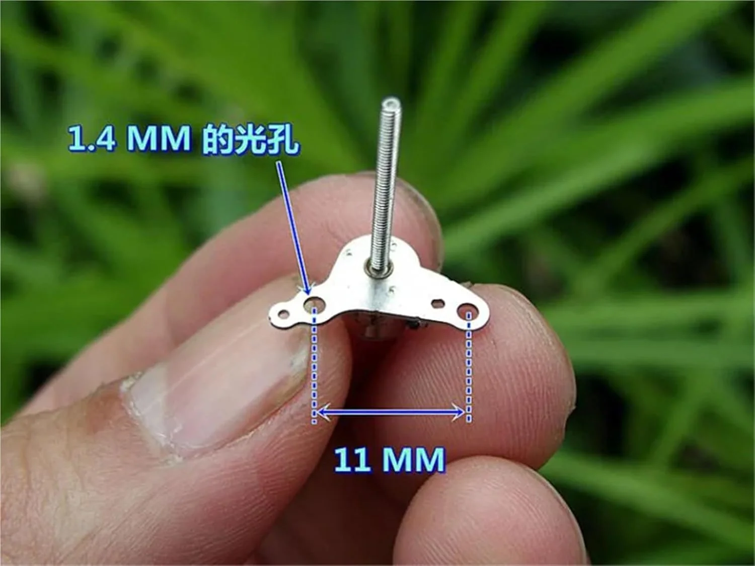موتور پله ای مینیاتوری 6 میلی متری 2 فاز 4 سیمه با شفت بلند 17 میلی متری و پیچ خطی مناسب لنز دوربین دیجیتال - 1 عدد