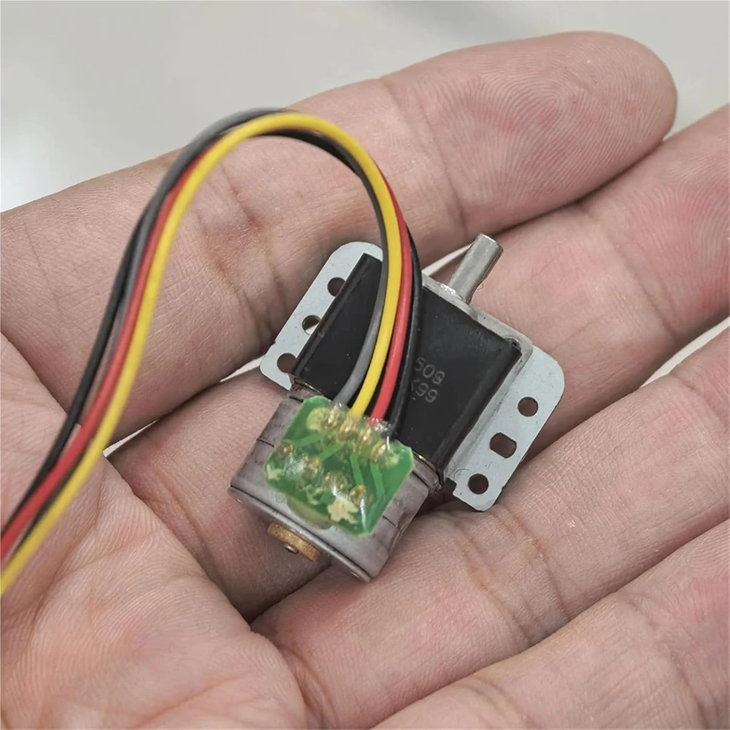 موتور پله‌ای کاهنده فلزی مینیاتوری 15 میلی‌متری DC 12 ولت 2 فاز 4 سیم 1 عدد