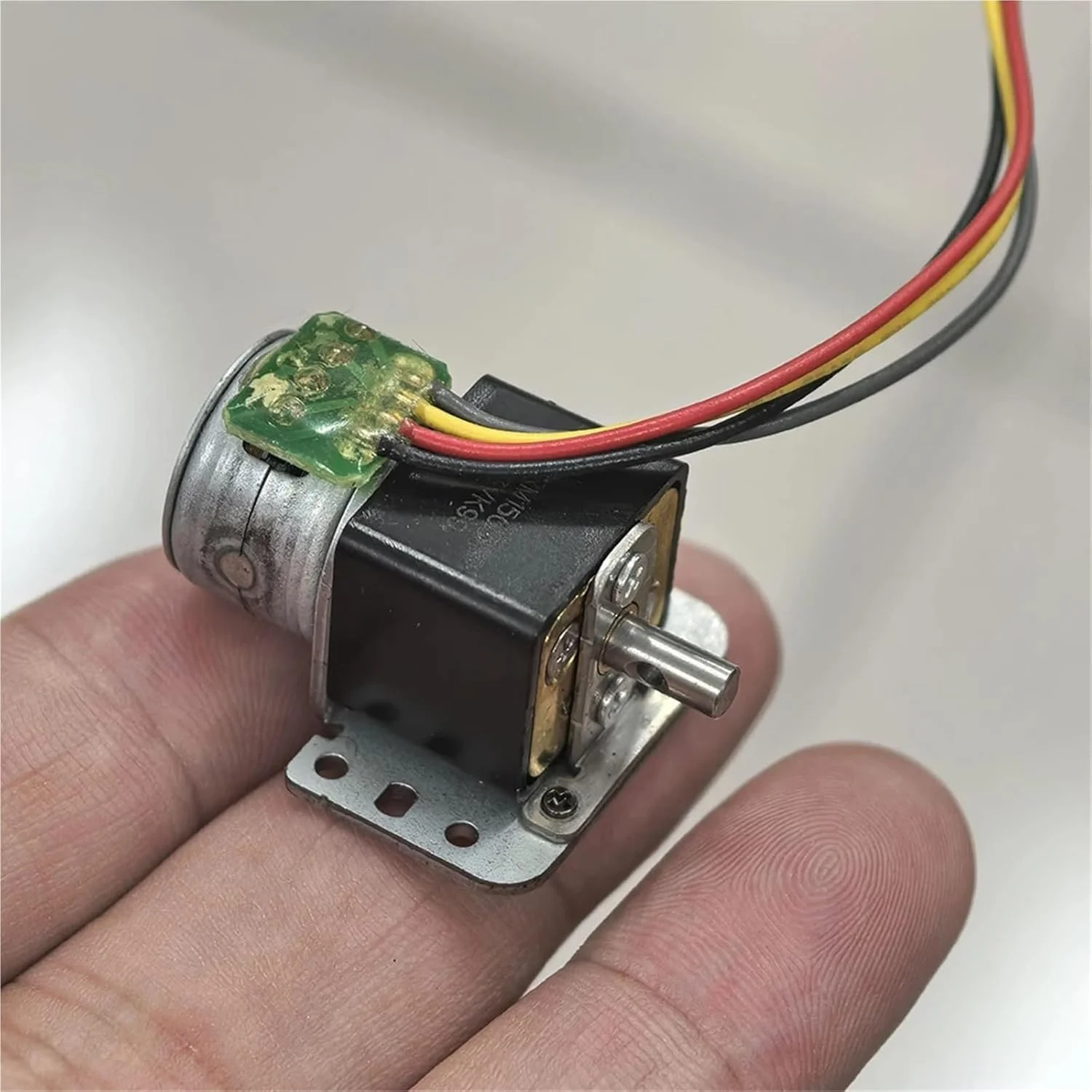 موتور پله‌ای کاهنده فلزی مینیاتوری 15 میلی‌متری DC 12 ولت 2 فاز 4 سیم 1 عدد