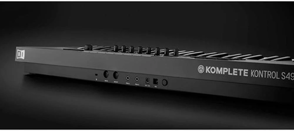 کنترلر 49 کلیدی Native Instruments KOMPLETE KONTROL S49 MK2، کلاویه نیمه سنگین با افترتاچ، صفحه نمایش رنگی، مپینگ خودکار با KOMPLETE 9/10/11/12، هشت ناب لمسی | 24783