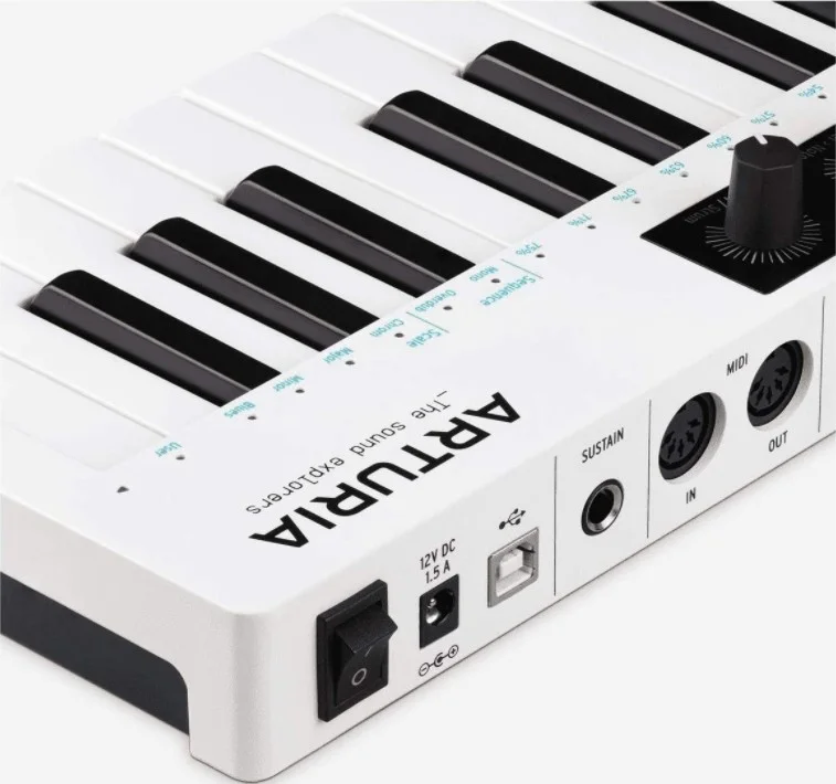 کنترلر MIDI آرتوریا KeyStep 37، دارای 37 کلید کوچک حساس به velocity، سکوئنسر 64 مرحله ای، 4 کنترلر قابل تنظیم، نوار LED RGB، آرپژیاتور، سفید | KeyStep 37