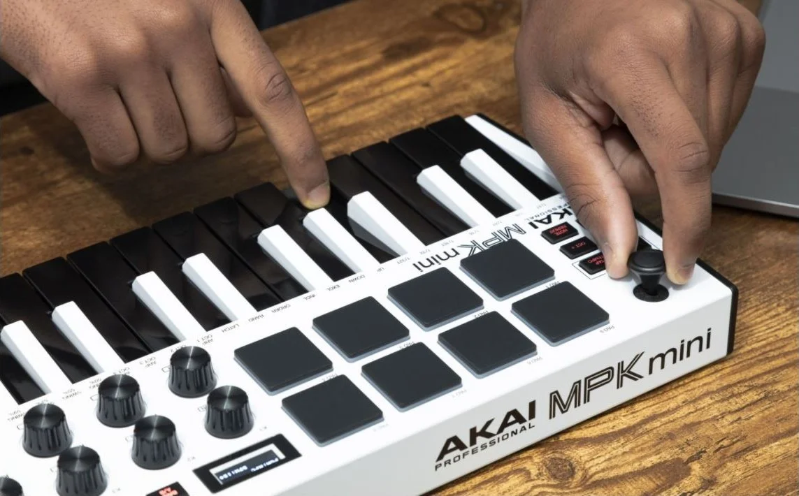 AKAI Professional MPK Mini MK3، کنترلر میدی کیبورد USB با 25 کلید، دارای 8 پد درام نورانی، 8 ناب و نرم افزار تولید موسیقی (سفید) | MPKMINI3WHT