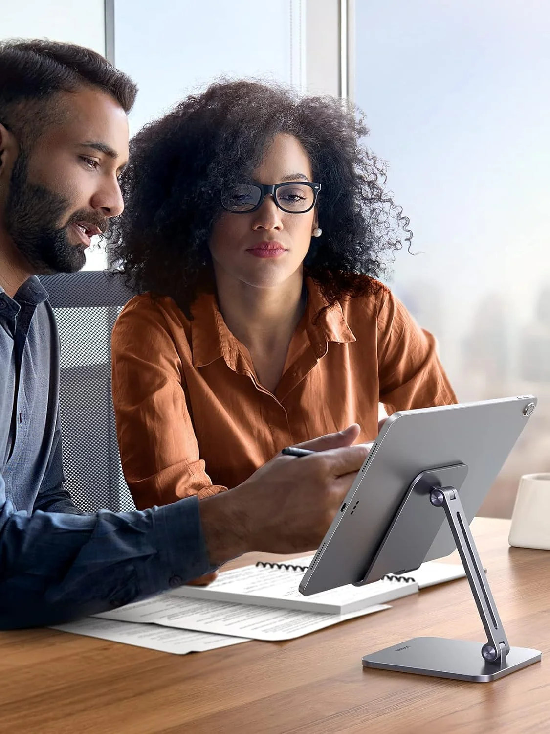 پایه نگهدارنده تبلت UGREEN سازگار با آیپد، پایه رومیزی آلومینیومی قابل تنظیم با پایه ضخیم تر، سازگار با آیپد پرو ایر مینی 13 12.9 11 اینچی، لوازم جانبی میز کار خانگی، خاکستری